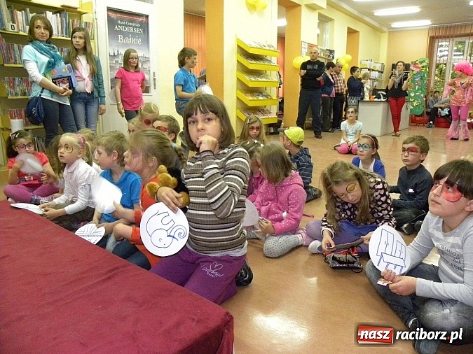 Zdjęcie w galerii na portalu naszraciborz.pl: Dzień Dziecka w książnicy. Prezydent i starosta czytali Lokomotywę wiadomości z regionu