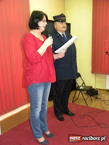 Zdjęcie w galerii na portalu naszraciborz.pl: Dzień Dziecka w książnicy. Prezydent i starosta czytali Lokomotywę wiadomości z regionu