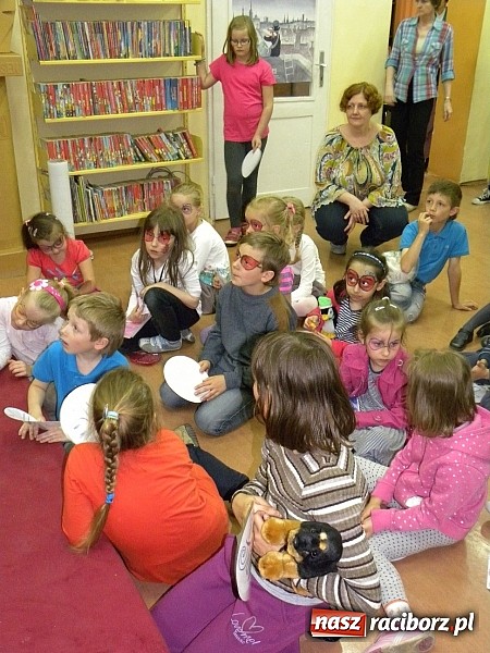 Zdjęcie w galerii na portalu naszraciborz.pl: Dzień Dziecka w książnicy. Prezydent i starosta czytali Lokomotywę wiadomości z regionu