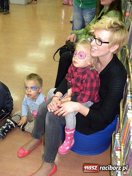 Zdjęcie w galerii na portalu naszraciborz.pl: Dzień Dziecka w książnicy. Prezydent i starosta czytali Lokomotywę wiadomości z regionu