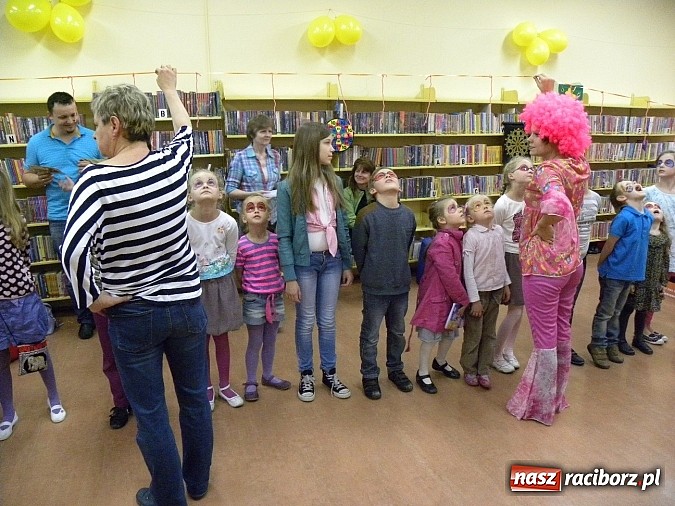 Zdjęcie w galerii na portalu naszraciborz.pl: Dzień Dziecka w książnicy. Prezydent i starosta czytali Lokomotywę wiadomości z regionu