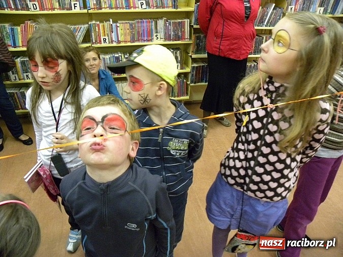 Zdjęcie w galerii na portalu naszraciborz.pl: Dzień Dziecka w książnicy. Prezydent i starosta czytali Lokomotywę wiadomości z regionu