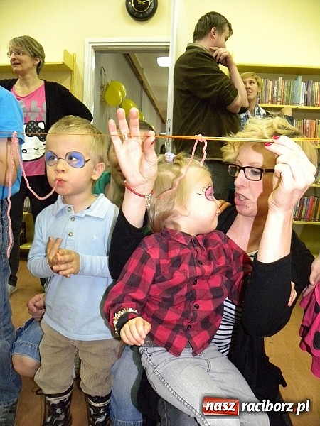 Zdjęcie w galerii na portalu naszraciborz.pl: Dzień Dziecka w książnicy. Prezydent i starosta czytali Lokomotywę wiadomości z regionu