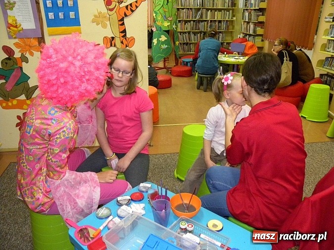 Zdjęcie w galerii na portalu naszraciborz.pl: Dzień Dziecka w książnicy. Prezydent i starosta czytali Lokomotywę wiadomości z regionu
