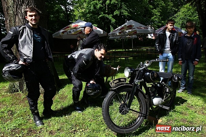 Zdjęcie w galerii na portalu naszraciborz.pl: Miłośnicy zabytkowych pojazdów spotkali się przy Pałacu w Wojnowicach wiadomości z regionu