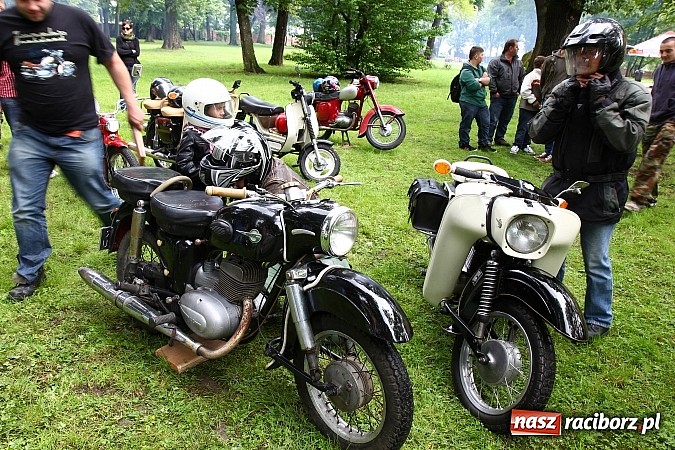 Zdjęcie w galerii na portalu naszraciborz.pl: Miłośnicy zabytkowych pojazdów spotkali się przy Pałacu w Wojnowicach wiadomości z regionu