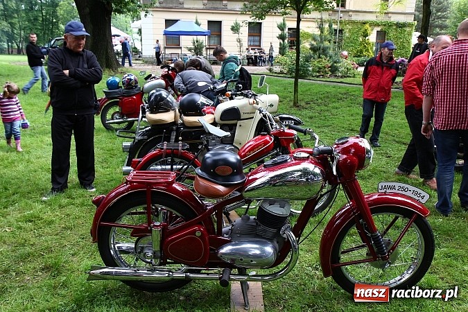 Zdjęcie w galerii na portalu naszraciborz.pl: Miłośnicy zabytkowych pojazdów spotkali się przy Pałacu w Wojnowicach wiadomości z regionu