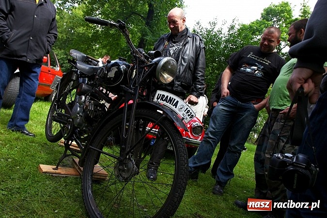 Zdjęcie w galerii na portalu naszraciborz.pl: Miłośnicy zabytkowych pojazdów spotkali się przy Pałacu w Wojnowicach wiadomości z regionu