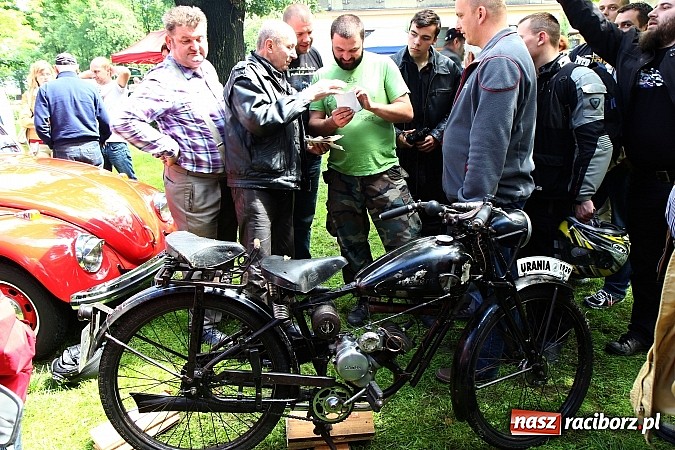 Zdjęcie w galerii na portalu naszraciborz.pl: Miłośnicy zabytkowych pojazdów spotkali się przy Pałacu w Wojnowicach wiadomości z regionu