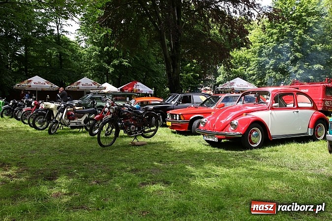 Zdjęcie w galerii na portalu naszraciborz.pl: Miłośnicy zabytkowych pojazdów spotkali się przy Pałacu w Wojnowicach wiadomości z regionu