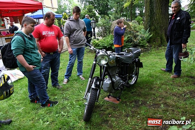 Zdjęcie w galerii na portalu naszraciborz.pl: Miłośnicy zabytkowych pojazdów spotkali się przy Pałacu w Wojnowicach wiadomości z regionu