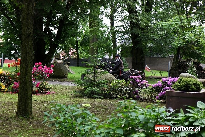Zdjęcie w galerii na portalu naszraciborz.pl: Miłośnicy zabytkowych pojazdów spotkali się przy Pałacu w Wojnowicach wiadomości z regionu