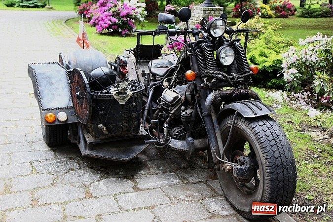 Zdjęcie w galerii na portalu naszraciborz.pl: Miłośnicy zabytkowych pojazdów spotkali się przy Pałacu w Wojnowicach wiadomości z regionu