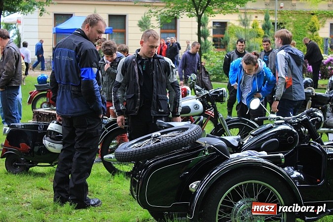Zdjęcie w galerii na portalu naszraciborz.pl: Miłośnicy zabytkowych pojazdów spotkali się przy Pałacu w Wojnowicach wiadomości z regionu