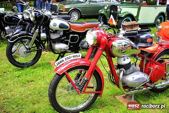 Zdjęcie w galerii na portalu naszraciborz.pl: Miłośnicy zabytkowych pojazdów spotkali się przy Pałacu w Wojnowicach wiadomości z regionu