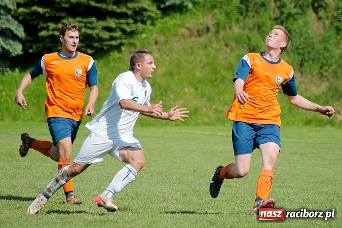 Zdjęcie w galerii na portalu naszraciborz.pl: Emocjonujący pojedynek w Gamowie. Owsiszcze górą wiadomości z regionu