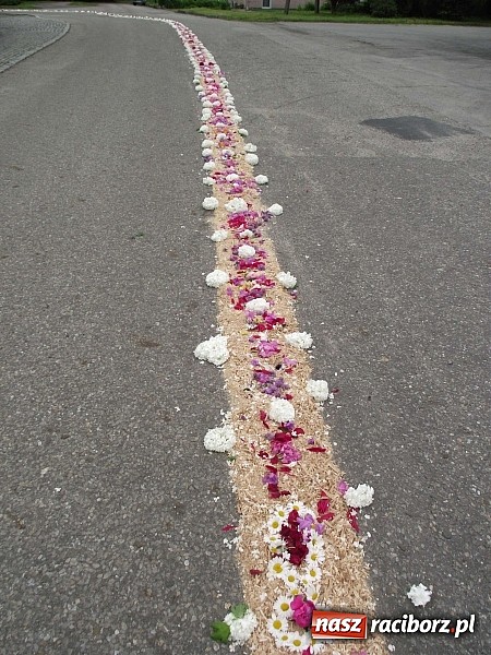 Zdjęcie w galerii na portalu naszraciborz.pl: Boże Ciało – ostoja tradycji w nowoczesnych czasach wiadomości z regionu