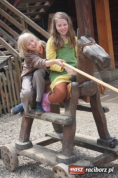 Zdjęcie w galerii na portalu naszraciborz.pl: Drużyna Racibora w grodzie Byczyna wiadomości z regionu