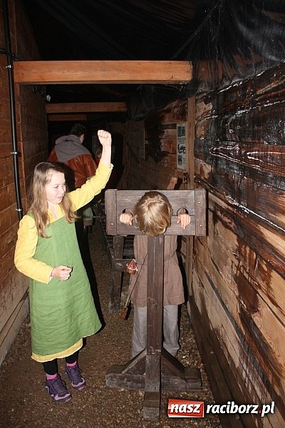 Zdjęcie w galerii na portalu naszraciborz.pl: Drużyna Racibora w grodzie Byczyna wiadomości z regionu