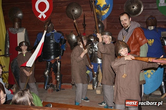 Zdjęcie w galerii na portalu naszraciborz.pl: Drużyna Racibora w grodzie Byczyna wiadomości z regionu