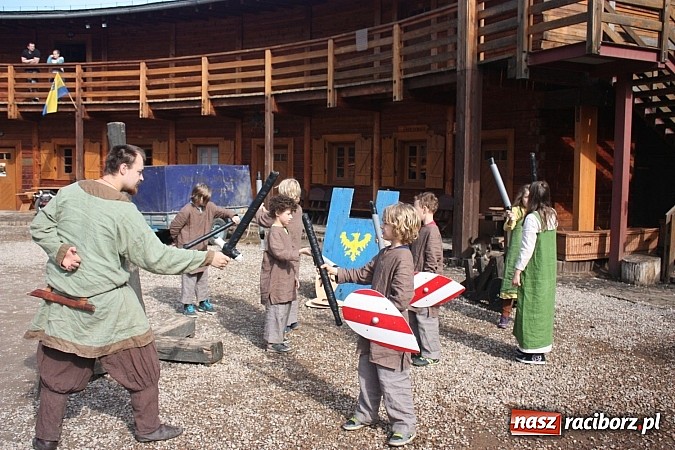 Zdjęcie w galerii na portalu naszraciborz.pl: Drużyna Racibora w grodzie Byczyna wiadomości z regionu