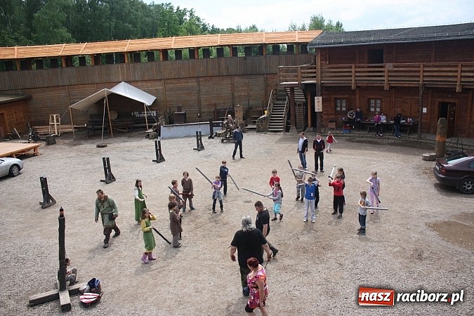 Zdjęcie w galerii na portalu naszraciborz.pl: Drużyna Racibora w grodzie Byczyna wiadomości z regionu