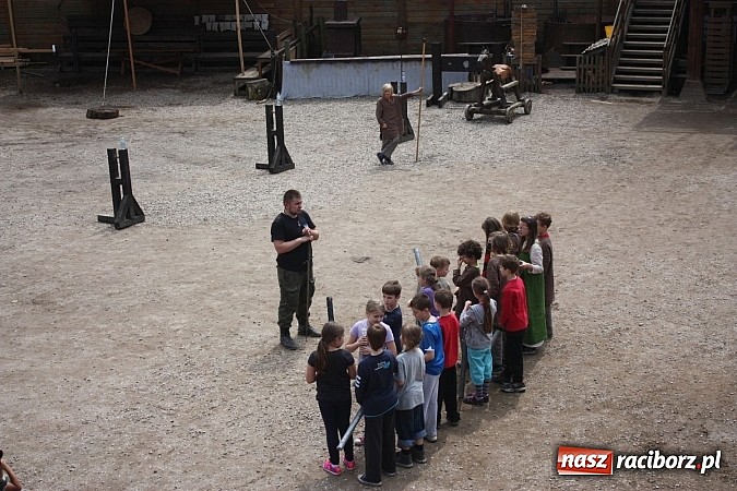 Zdjęcie w galerii na portalu naszraciborz.pl: Drużyna Racibora w grodzie Byczyna wiadomości z regionu