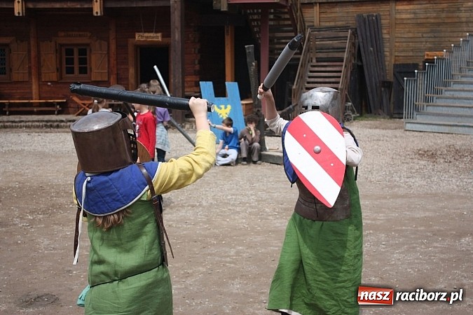 Zdjęcie w galerii na portalu naszraciborz.pl: Drużyna Racibora w grodzie Byczyna wiadomości z regionu