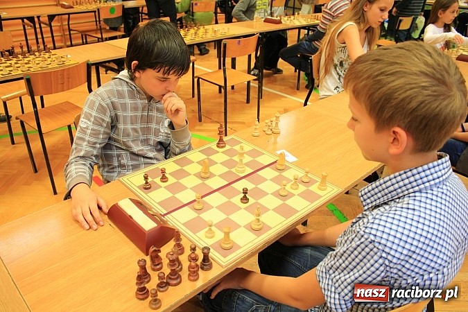 Zdjęcie w galerii na portalu naszraciborz.pl: Młodzi szachiści spotkali się w SP 13 wiadomości z regionu