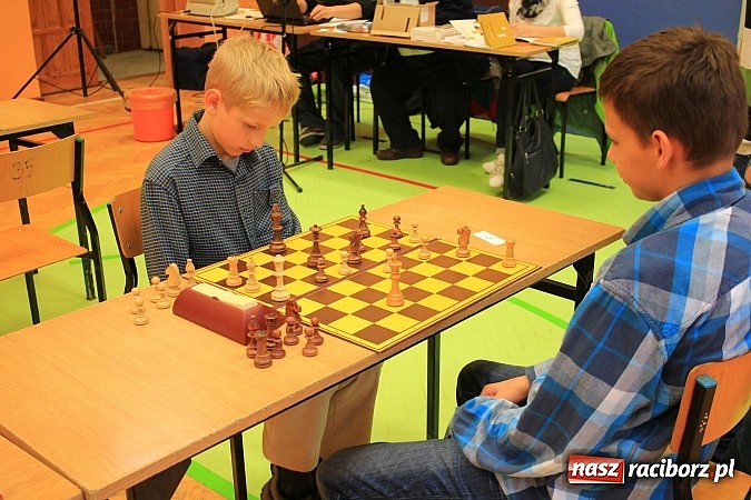 Zdjęcie w galerii na portalu naszraciborz.pl: Młodzi szachiści spotkali się w SP 13 wiadomości z regionu
