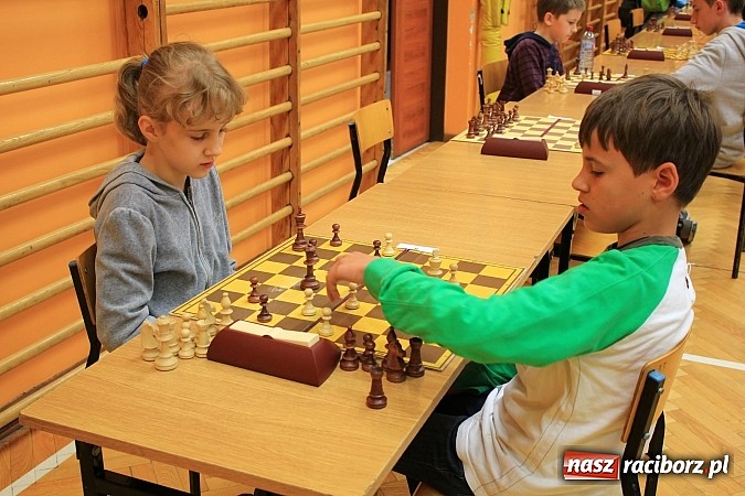 Zdjęcie w galerii na portalu naszraciborz.pl: Młodzi szachiści spotkali się w SP 13 wiadomości z regionu