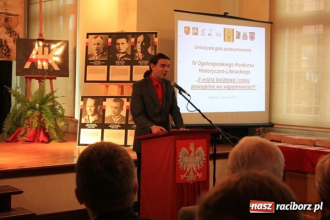 Zdjęcie w galerii na portalu naszraciborz.pl: Wyróżniono uczniów, którzy chcą pamiętać wiadomości z regionu