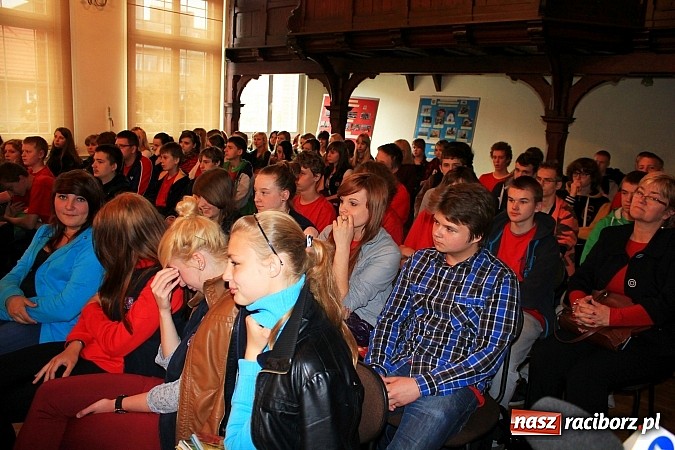 Zdjęcie w galerii na portalu naszraciborz.pl: Wyróżniono uczniów, którzy chcą pamiętać wiadomości z regionu