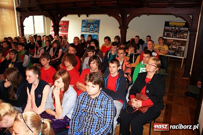 Zdjęcie w galerii na portalu naszraciborz.pl: Wyróżniono uczniów, którzy chcą pamiętać wiadomości z regionu