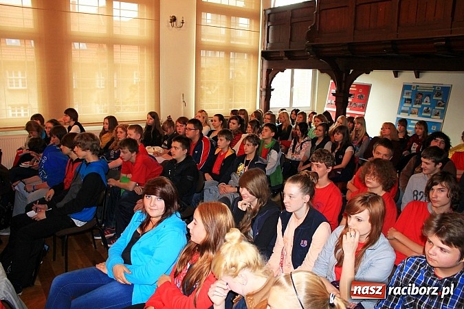 Zdjęcie w galerii na portalu naszraciborz.pl: Wyróżniono uczniów, którzy chcą pamiętać wiadomości z regionu