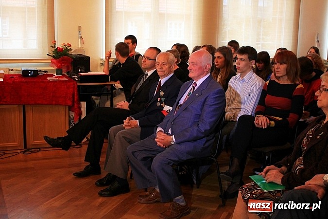 Zdjęcie w galerii na portalu naszraciborz.pl: Wyróżniono uczniów, którzy chcą pamiętać wiadomości z regionu