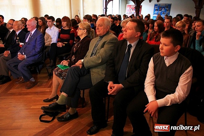 Zdjęcie w galerii na portalu naszraciborz.pl: Wyróżniono uczniów, którzy chcą pamiętać wiadomości z regionu