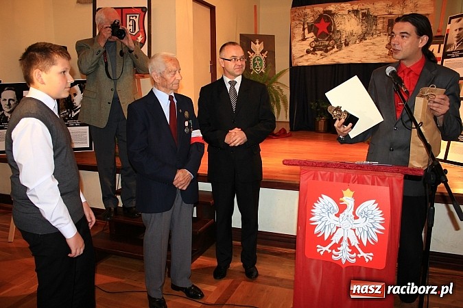 Zdjęcie w galerii na portalu naszraciborz.pl: Wyróżniono uczniów, którzy chcą pamiętać wiadomości z regionu