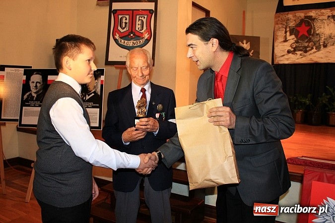 Zdjęcie w galerii na portalu naszraciborz.pl: Wyróżniono uczniów, którzy chcą pamiętać wiadomości z regionu