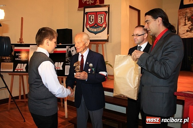 Zdjęcie w galerii na portalu naszraciborz.pl: Wyróżniono uczniów, którzy chcą pamiętać wiadomości z regionu