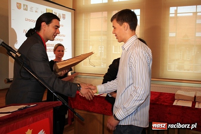 Zdjęcie w galerii na portalu naszraciborz.pl: Wyróżniono uczniów, którzy chcą pamiętać wiadomości z regionu