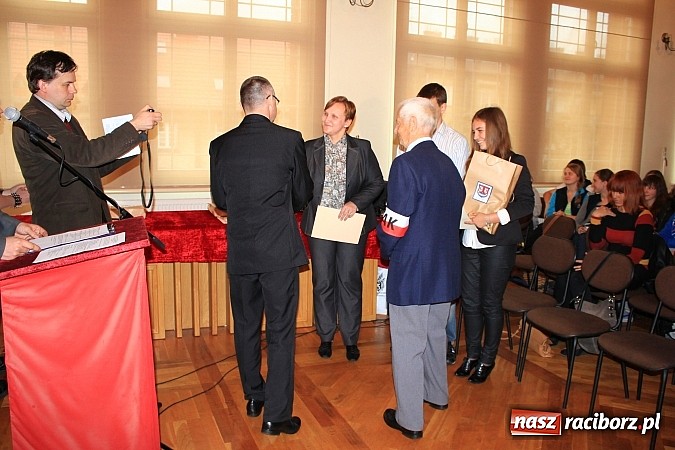 Zdjęcie w galerii na portalu naszraciborz.pl: Wyróżniono uczniów, którzy chcą pamiętać wiadomości z regionu