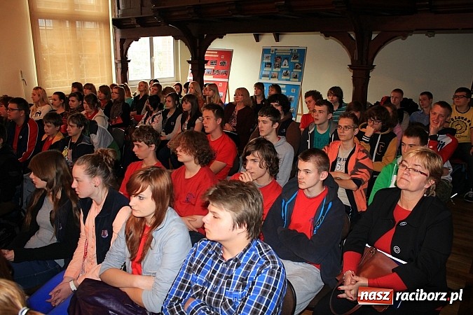 Zdjęcie w galerii na portalu naszraciborz.pl: Wyróżniono uczniów, którzy chcą pamiętać wiadomości z regionu