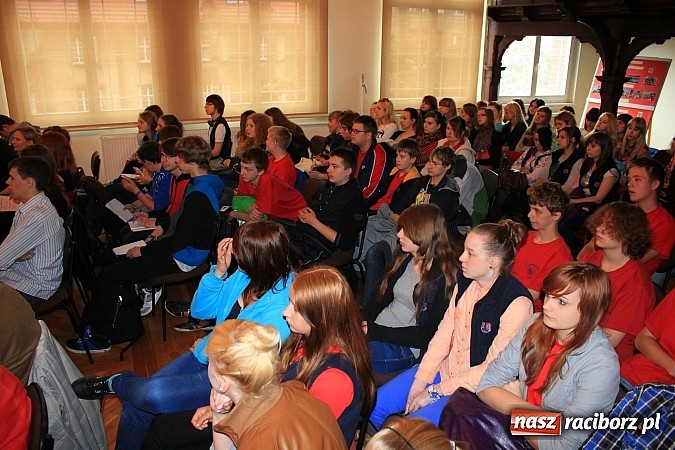 Zdjęcie w galerii na portalu naszraciborz.pl: Wyróżniono uczniów, którzy chcą pamiętać wiadomości z regionu