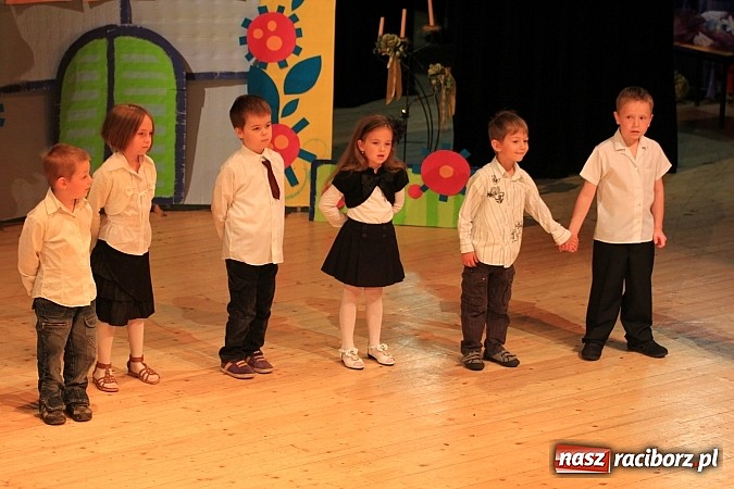 Zdjęcie w galerii na portalu naszraciborz.pl: Przedszkolaki wystąpiły dla swoich rodziców w RCK wiadomości z regionu