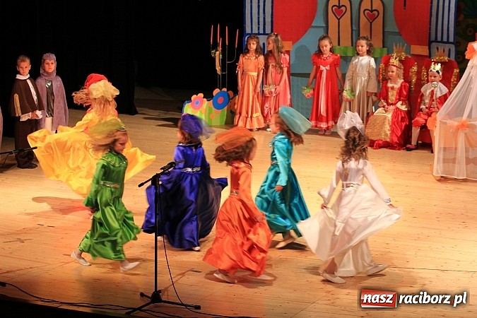 Zdjęcie w galerii na portalu naszraciborz.pl: Przedszkolaki wystąpiły dla swoich rodziców w RCK wiadomości z regionu