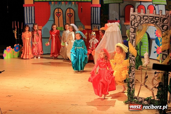 Zdjęcie w galerii na portalu naszraciborz.pl: Przedszkolaki wystąpiły dla swoich rodziców w RCK wiadomości z regionu