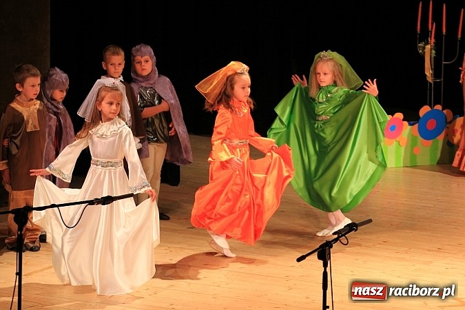 Zdjęcie w galerii na portalu naszraciborz.pl: Przedszkolaki wystąpiły dla swoich rodziców w RCK wiadomości z regionu