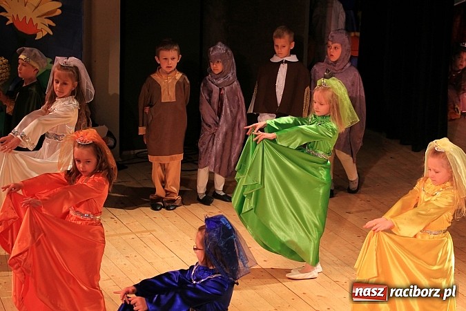 Zdjęcie w galerii na portalu naszraciborz.pl: Przedszkolaki wystąpiły dla swoich rodziców w RCK wiadomości z regionu