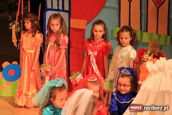 Zdjęcie w galerii na portalu naszraciborz.pl: Przedszkolaki wystąpiły dla swoich rodziców w RCK wiadomości z regionu